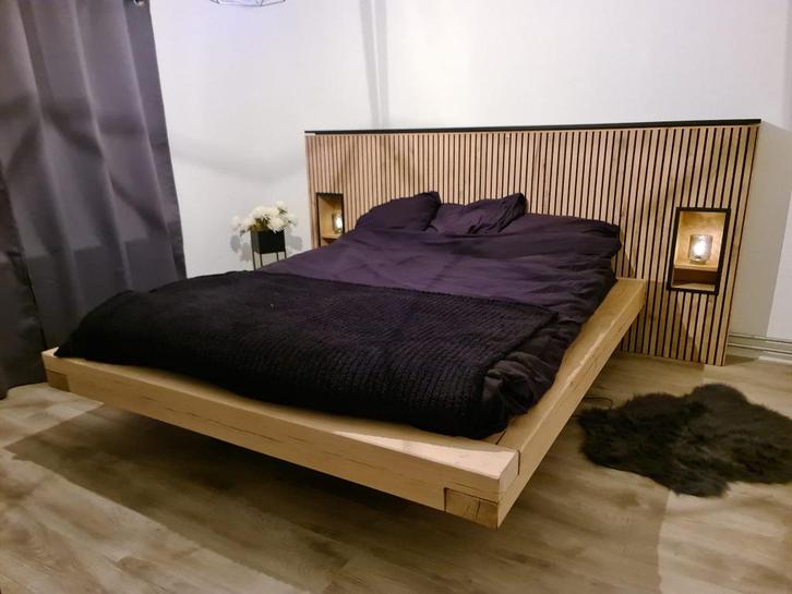 Zwevend balkenbed met lattenwand - EIKENHOUT, Huis en Inrichting, Slaapkamer | Bedden, Nieuw, Tweepersoons, 180 cm, 200 cm, Hout