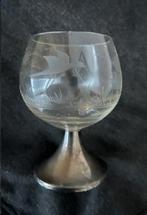 Wijnglas met metalen voet en ingegraveerd jachttafereel, Ophalen of Verzenden, Gebruikt, Overige typen