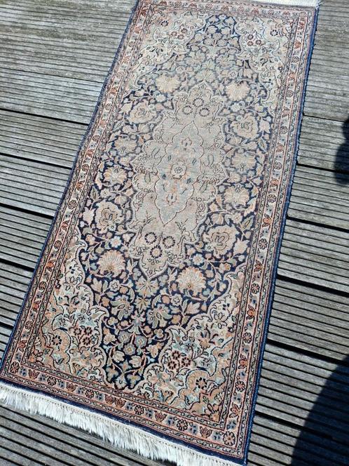 Perzisch tapijt, zijde, handgeknoopt, 126x60cm, Antiek en Kunst, Antiek | Kleden en Textiel, Ophalen of Verzenden