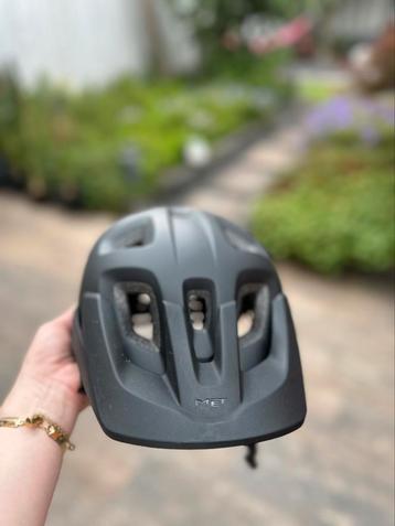Fietshelm zwart, als nieuw beschikbaar voor biedingen