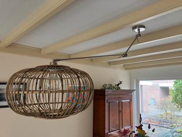 Rotan hanglamp met metalen arm beschikbaar voor biedingen