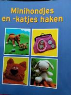 Minihondjes en -katjes haken - Haakboek, Hobby en Vrije tijd, Ophalen of Verzenden, Gebruikt, Haken, Patroon of Boek