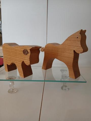 houten koe en paard beschikbaar voor biedingen