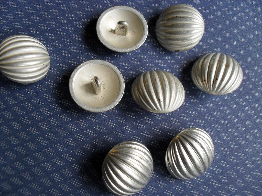 vintage super mooie zilverkleurige metalen knopen schelpvorm, Ophalen of Verzenden, Gebruikt, Knoop of Knopen