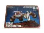 Team Associated RC 10 Boxart metalen bord 20x30cm nieuw, Elektro, Nieuw, Ophalen of Verzenden, Onderdeel
