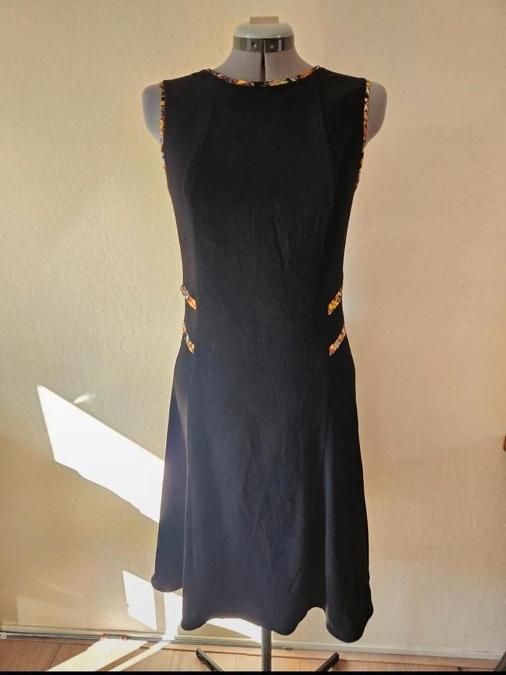 Nieuwe jurk met zijde maat 40, Kleding | Dames, Jurken, Zo goed als nieuw, Maat 38/40 (M), Zwart, Knielengte, Ophalen of Verzenden