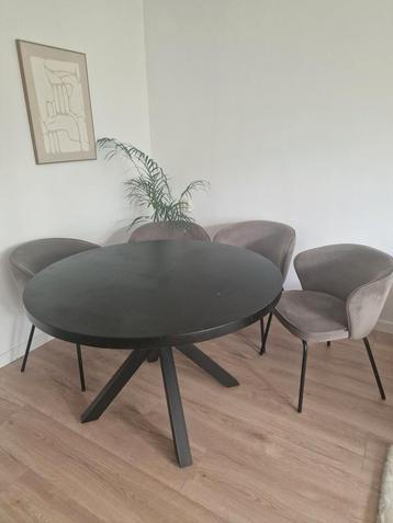 Eettafel 120cm dia + eetkamerstoelen beschikbaar voor biedingen