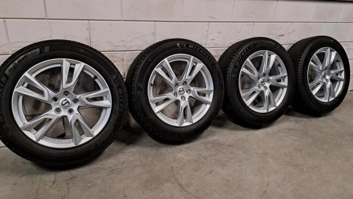 Lichtmetalen velgen Volvo XC40 EC40 C40 235/55/18 als nieuw!, Auto-onderdelen, Banden en Velgen, Banden en Velgen, Winterbanden
