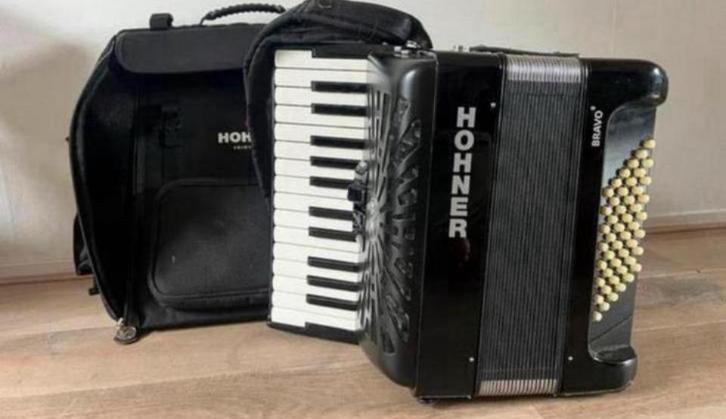 Hohner Bravo 48, Muziek en Instrumenten, Accordeons, Zo goed als nieuw, Toetsaccordeon, 48-bas, Hohner, Met koffer, Met riemen