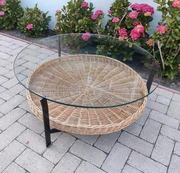 Mid-Century Mod Rudolf Wolf ronde salontafel glas en rotan beschikbaar voor biedingen