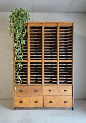 Antieke vakkenkast vintage dossierkast apothekerskast kast beschikbaar voor biedingen