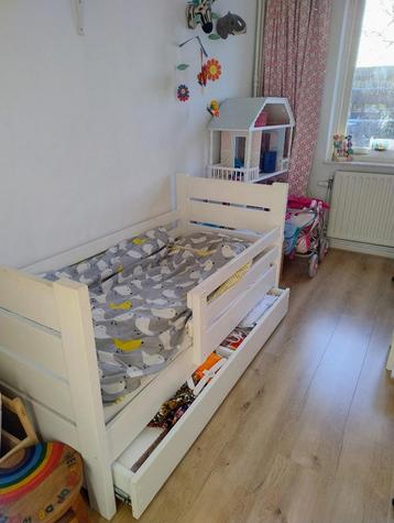 Mooi wit stevig peuterbed plus lade  beschikbaar voor biedingen