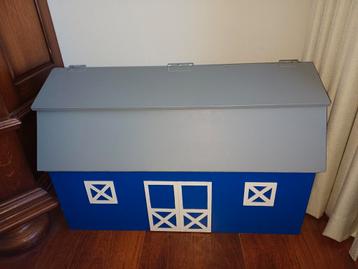 Speelgoedkist in de vorm van een boerderij beschikbaar voor biedingen