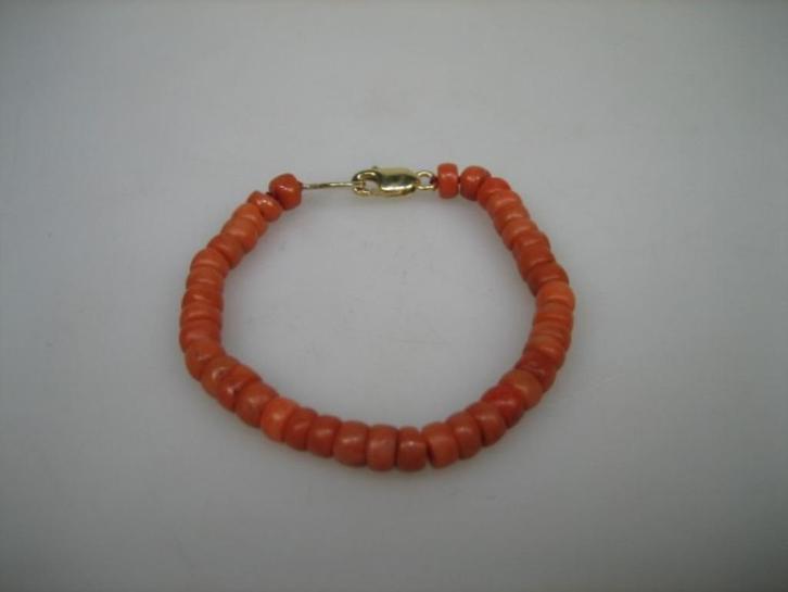 Antieke Bloedkoralen Baby Armbandje uit ca. 1880, Sieraden, Tassen en Uiterlijk, Armbanden, Zo goed als nieuw, Goud, Met bedels of kralen