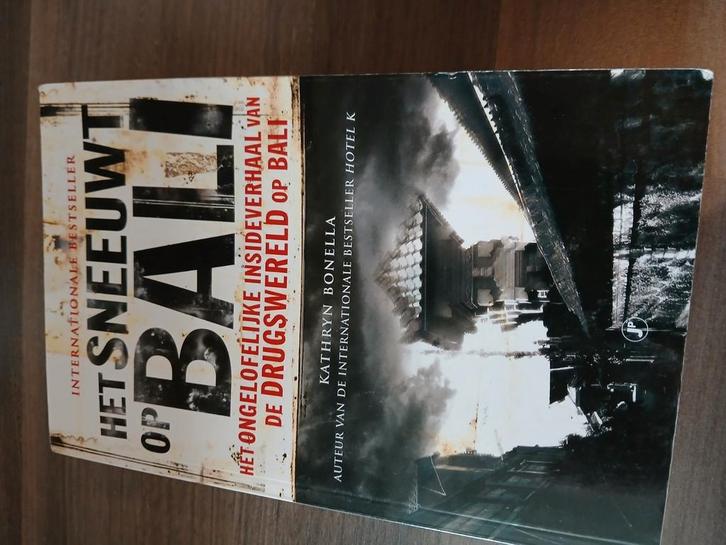 Kathryn Bonella - Het sneeuwt op Bali, Boeken, Detectives, Zo goed als nieuw, Ophalen of Verzenden