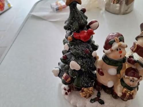 Beeldje zingende sneeuwpoppen bij boom h, Diversen, Kerst, Onbekend, Ophalen of Verzenden, Zo goed als nieuw, Losse verkoop