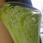 Glazen design vaas met deuk & groen vlek patroon 1601, Huis en Inrichting, Woonaccessoires | Vazen, Minder dan 50 cm, Groen, Glas