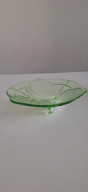 Vintage Groene Glazen Schaal beschikbaar voor biedingen