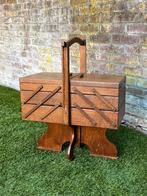 Uitvouwbaar harmonica naaidoos naaibox hout op poten vintage, Hobby en Vrije tijd, Naaien en Fournituren, Ophalen, Gebruikt