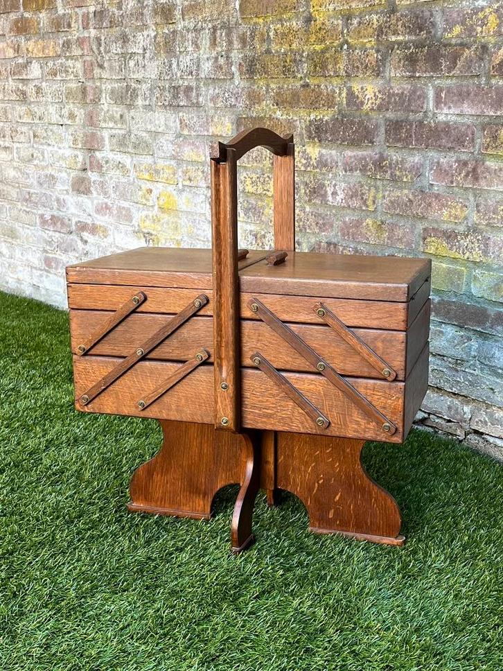 Uitvouwbaar harmonica naaidoos naaibox hout op poten vintage, Hobby en Vrije tijd, Naaien en Fournituren, Gebruikt, Ophalen