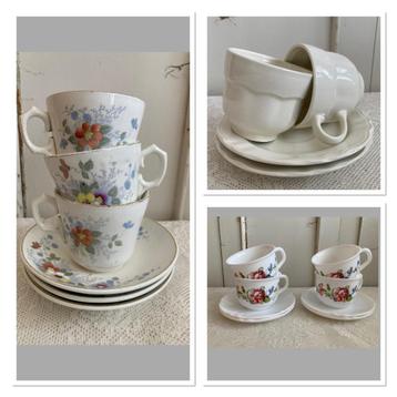 Brocante kop en schotels / bloempatroon / effen wit beschikbaar voor biedingen