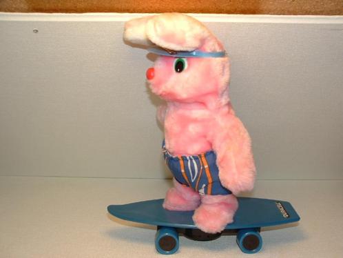 DURACELL VINTAGE KONIJN PLUCHE ROZE  MET BLAUWE KORTE BROEK, Kinderen en Baby's, Speelgoed | Knuffels en Pluche, Nieuw, Konijn