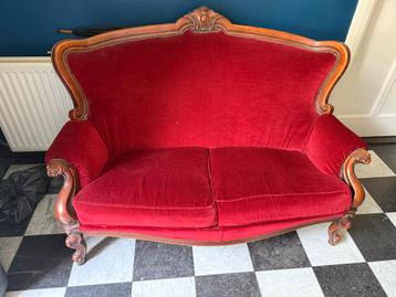 Rode vintage fluwelen bank beschikbaar voor biedingen