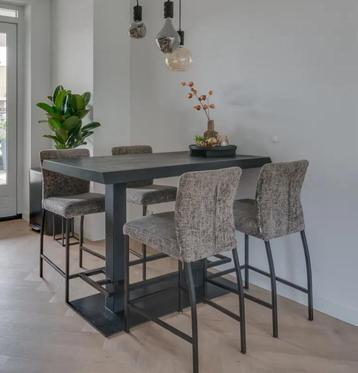 Tafel & stoelen beschikbaar voor biedingen