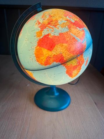 Wereldbol met Verlichting beschikbaar voor biedingen