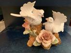 Capodimonte porselein 2 duifjes met bloemen gesigneerd 22/25, Verzamelen, Beelden en Beeldjes, Ophalen of Verzenden, Nieuw, Dier