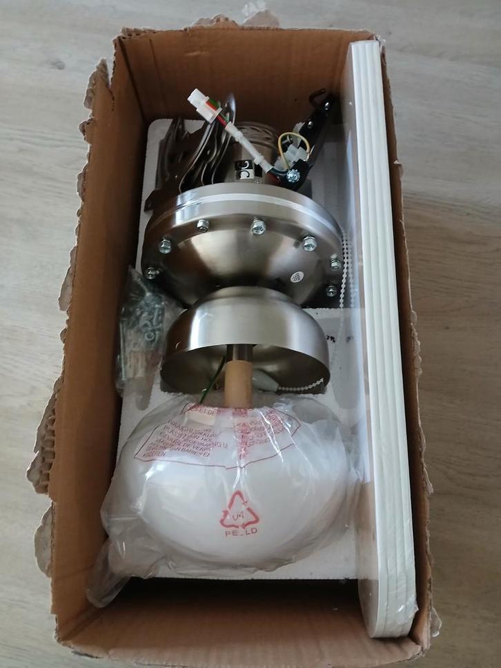 Nieuwe Plafondventilator met LED verlichting, Huis en Inrichting, Lampen | Vloerlampen, Nieuw, Minder dan 100 cm, Kunststof, Metaal