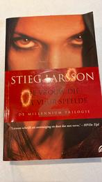 Stieg Larsson - De vrouw die met vuur speelde, Ophalen of Verzenden, Zo goed als nieuw, Nederland, Stieg Larsson