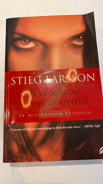 Stieg Larsson - De vrouw die met vuur speelde beschikbaar voor biedingen
