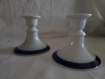 2 KANDELAARS 9,5 cm, porselein, met kobaltblauwe sierrand beschikbaar voor biedingen