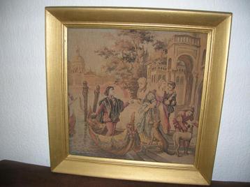wandkleed geweven stof in grote goudkleurige lijst 59x59 cm. beschikbaar voor biedingen