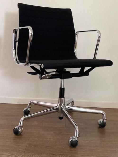 Vitra Eames EA 117 bureaustoel, chroom , zwart hopsak, Huis en Inrichting, Bureaustoelen, Zo goed als nieuw, Bureaustoel, Zwart
