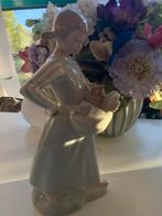 NAO / Lladro porseleinen figuurtje, meisje met katjes, Verzamelen, Beelden en Beeldjes, Ophalen of Verzenden, Zo goed als nieuw