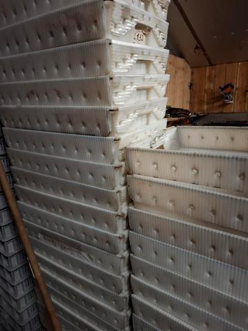 Kratten, boxen, dozen beschikbaar voor biedingen