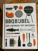 BBQ Bijbel: Van Asperges tot Zwezerik - Julius Jaspers, Boeken, Kookboeken, Hoofdgerechten, Ophalen of Verzenden, Zo goed als nieuw