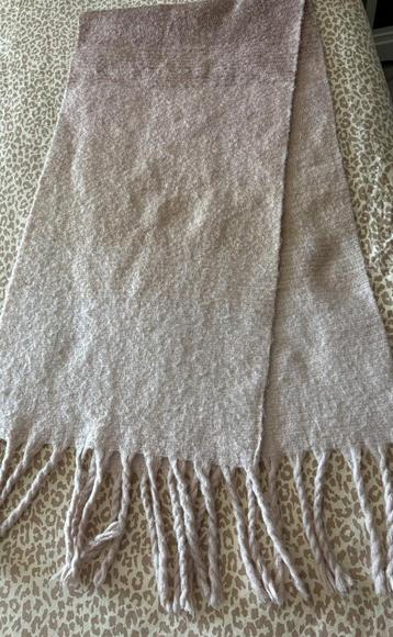 Zgan Heerlijk warme sjaal met zachte franjes. beschikbaar voor biedingen