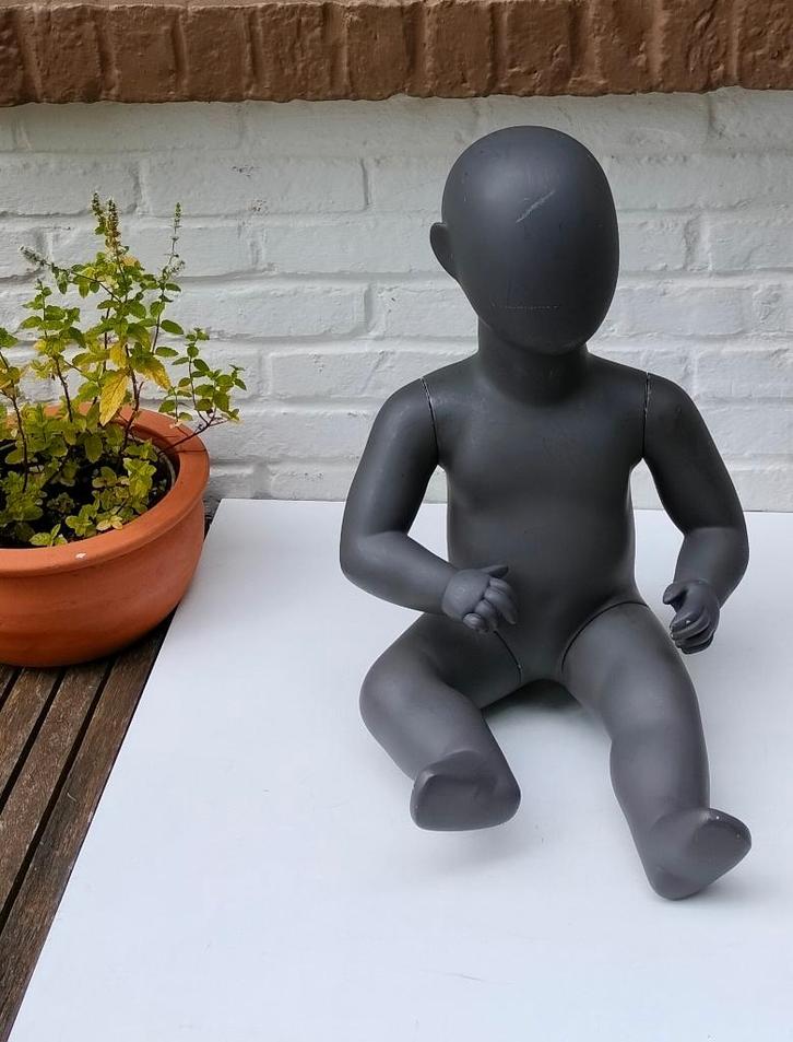 Mannequin. Baby. Hans Boodt. Zittend. H. 44 cm., Kinderen en Baby's, Babymode-accessoires, Gebruikt, Ophalen of Verzenden