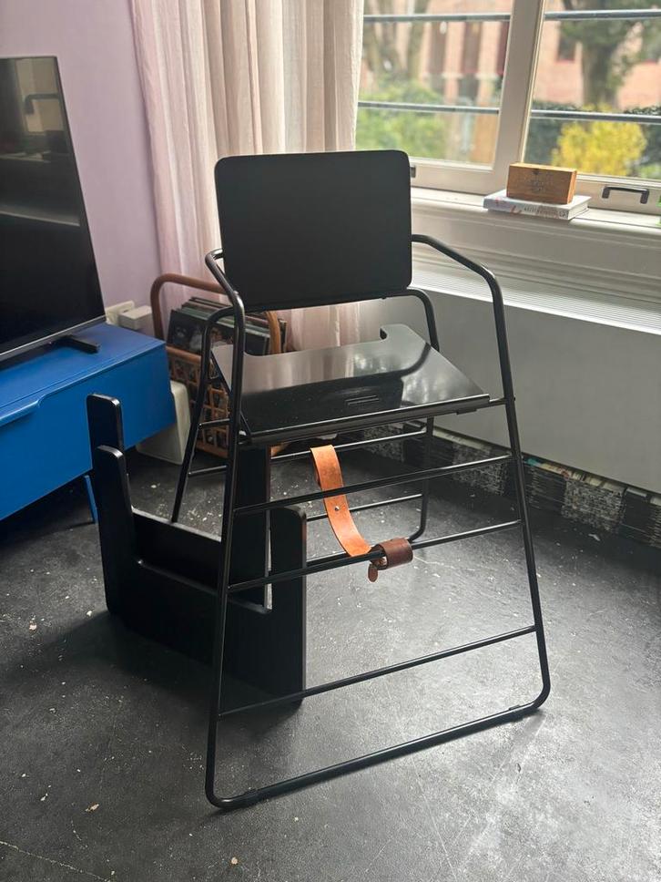 Design kinderstoel van BudtzBendix  (Towerchair black), Kinderen en Baby's, Kinderstoelen, Gebruikt, Overige typen, Afneembaar eetblad
