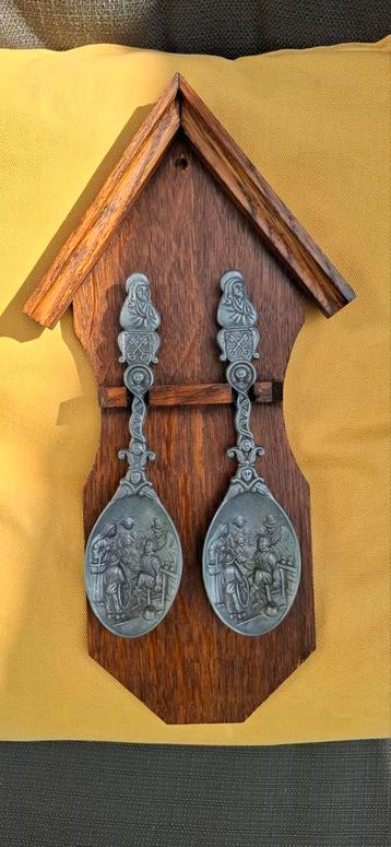 Houten Lepelrekje met Tinnen Lepels beschikbaar voor biedingen