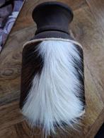 Nepalese vaas met koeienvacht, Huis en Inrichting, Woonaccessoires | Vazen, Overige materialen, Overige kleuren, Nieuw, Ophalen of Verzenden