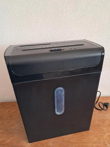 Papier en pasjes versnipperaar.  beschikbaar voor biedingen