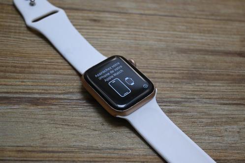 Apple Watch SE 40mm – Smartwatch, Sieraden, Tassen en Uiterlijk, Sporthorloges, Gebruikt, Android, Zwart, Ophalen of Verzenden