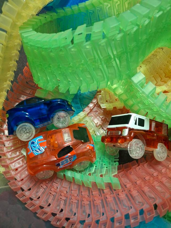 Glow Racebaan met Auto's, Kinderen en Baby's, Speelgoed | Racebanen, Gebruikt, Racebaan, Elektrisch, Overige merken, Zelf te bouwen