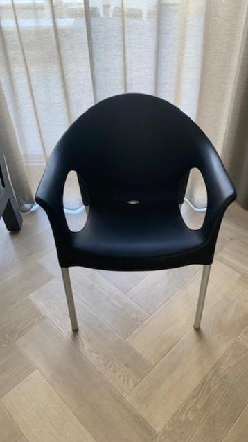 Twee (tuin)stoelen plastic wit en zwart beschikbaar voor biedingen