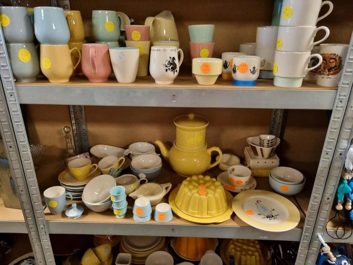 Pastel Regout Societee ceramique in Sneek en St Nicolaasga, Huis en Inrichting, Keuken | Servies, Zo goed als nieuw, Overige stijlen