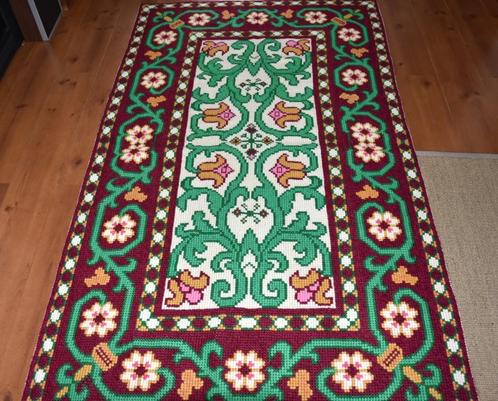Vintage Vloerkleed Geborduurd     210cm x120cm  (Nieuwstaat), Huis en Inrichting, Stoffering | Tapijten en Kleden, Zo goed als nieuw